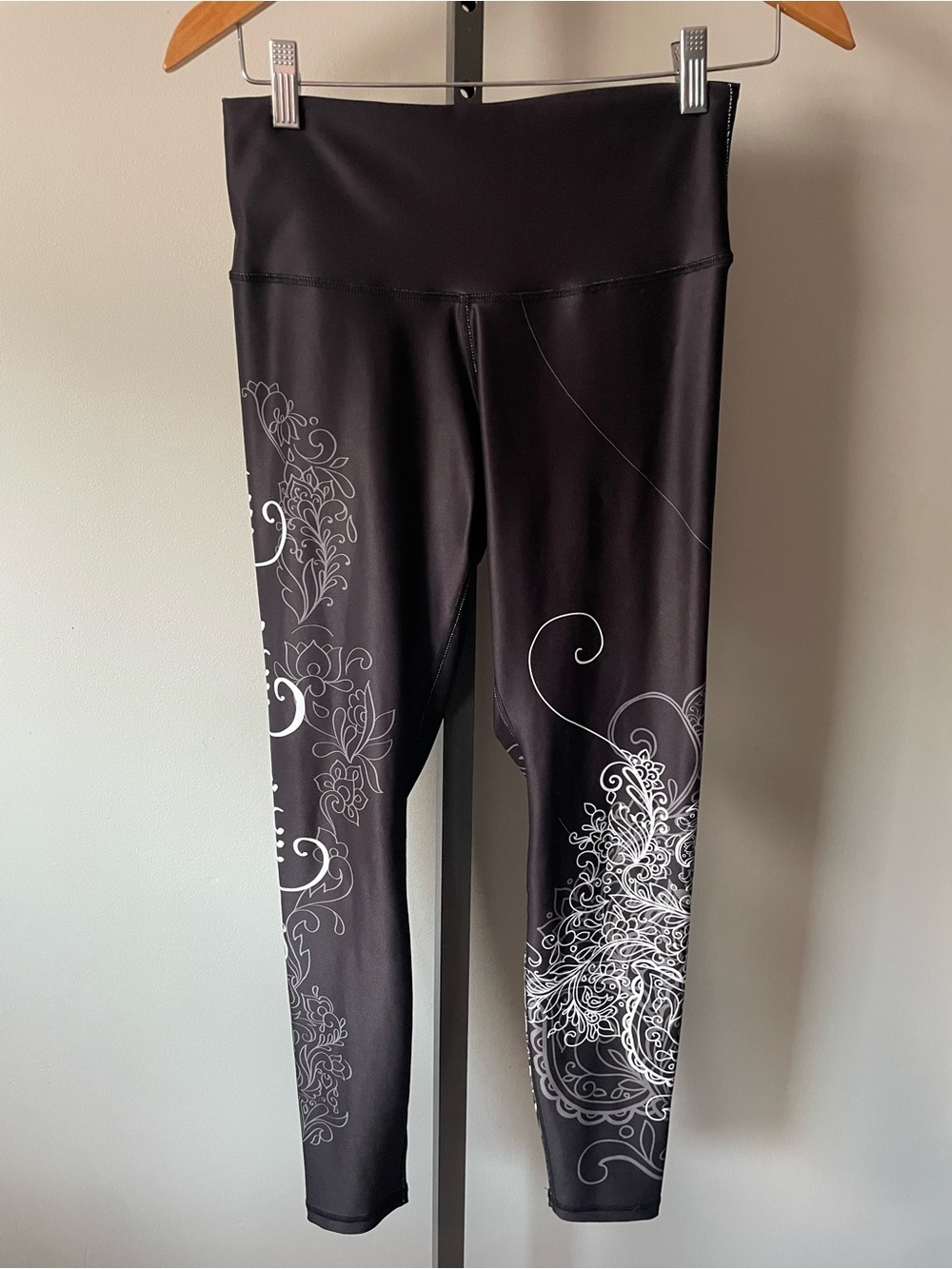 NoMiNoU Activewear Sanskrit Mantra Paisley Mandala Leggings Black Graphic